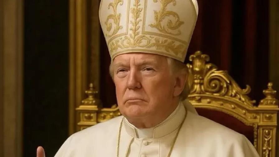 Trump publica en su cuenta de Truth Social una foto vestido de papa Trump publica en su cuenta de Truth Social una foto vestido de papa