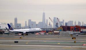 United Airlines reduce 35 vuelos diarios en aeropuerto de Newark por falta de controladores aéreos