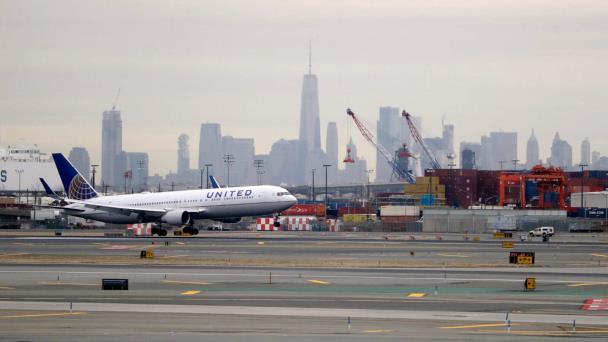 Cien vuelos cancelados en aeropuerto de Newark tras fallo en los controladores aéreos