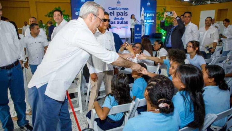 Presidente Abinader inaugura escuela y visita Casa Museo Juan Trinidad en Bonao Presidente Abinader inaugura escuela y visita Casa Museo Juan Trinidad en Bonao