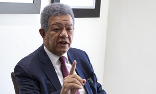 Leonel haciendo su diligencia