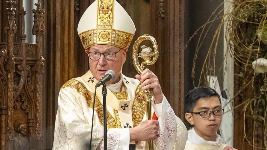 El cardenal Dolan, sobre la imagen de Trump vestido de papa: No ha estado bien El cardenal Dolan, sobre la imagen de Trump vestido de papa: No ha estado bien