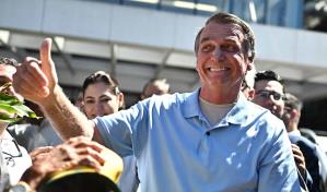 Bolsonaro sale del hospital tres semanas después de ser operado del abdomen