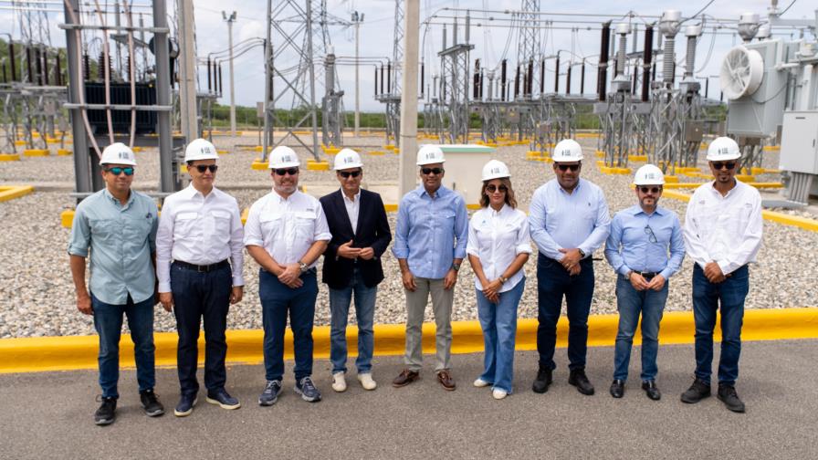 Ministro de Energía y director de Irena inspeccionan el Parque Solar Girasol de EGE Haina Ministro de Energía y director de Irena inspeccionan el Parque Solar Girasol de EGE Haina