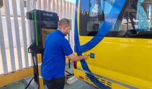 Ministerio de Educación entrega autobuses accesibles para estudiantes con discapacidad en Santiago