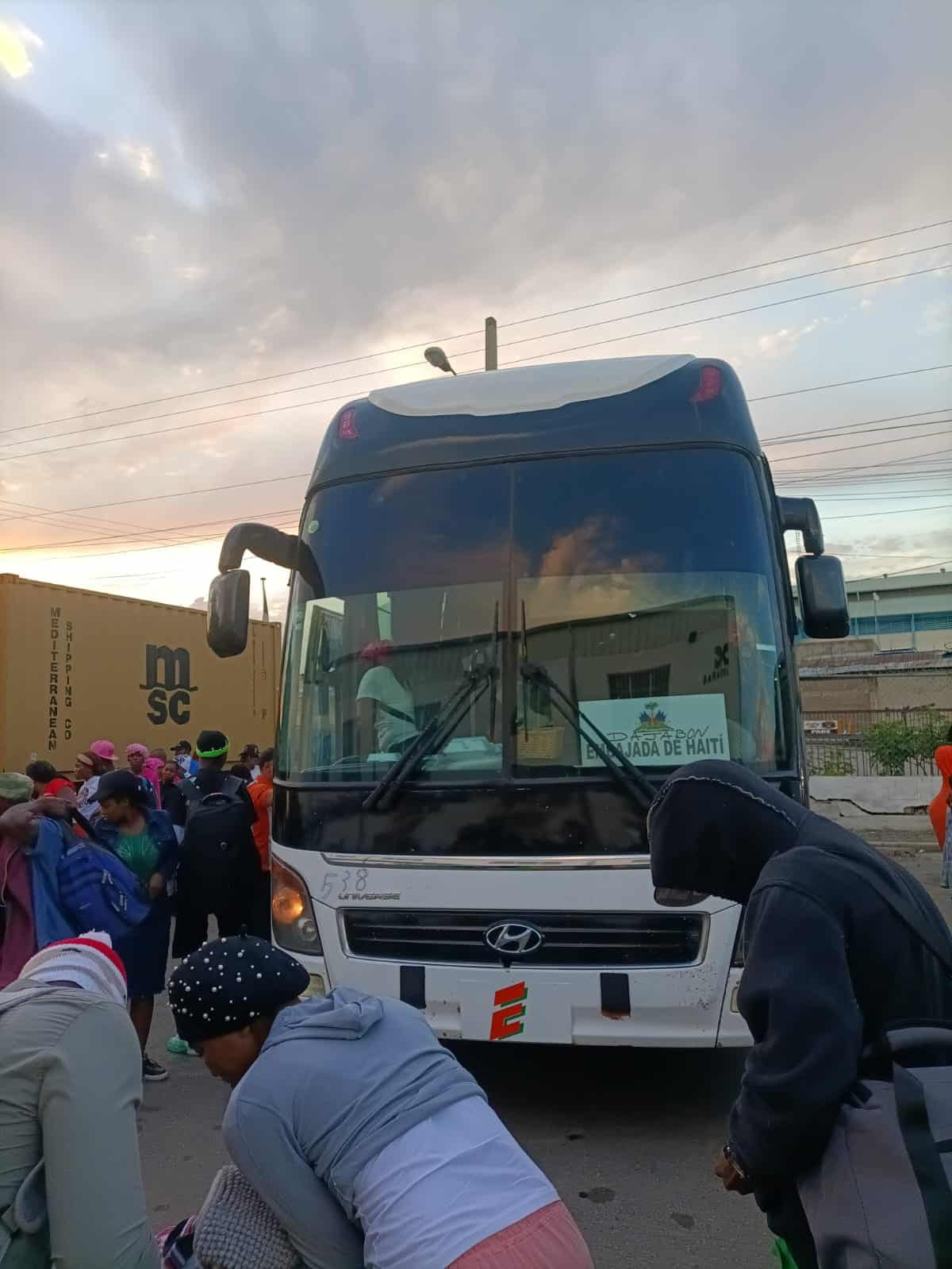 HaitianosHaitianos regresan en autobuses desde el este del país hacia Haití.