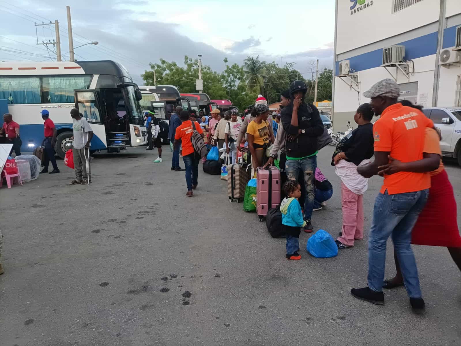Haitianos regresan en autobuses desde el este del país hacia Haití.