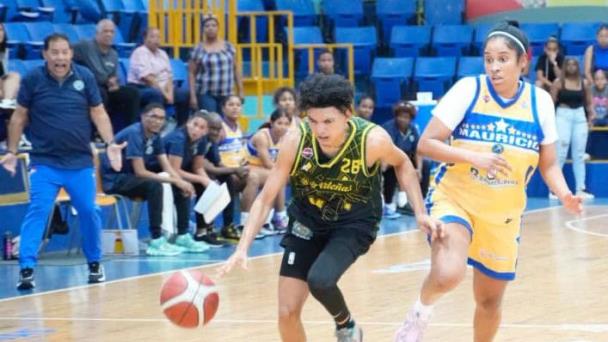 San Carlos supera al Mauricio Báez en inicio de la serie final torneo superior femenino del DN