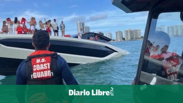 Rescatan 32 personas en Miami en un yate hundido