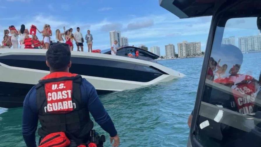 Investigan el hundimiento de un yate en Miami con 32 personas a bordo, todas rescatadas Investigan el hundimiento de un yate en Miami con 32 personas a bordo, todas rescatadas