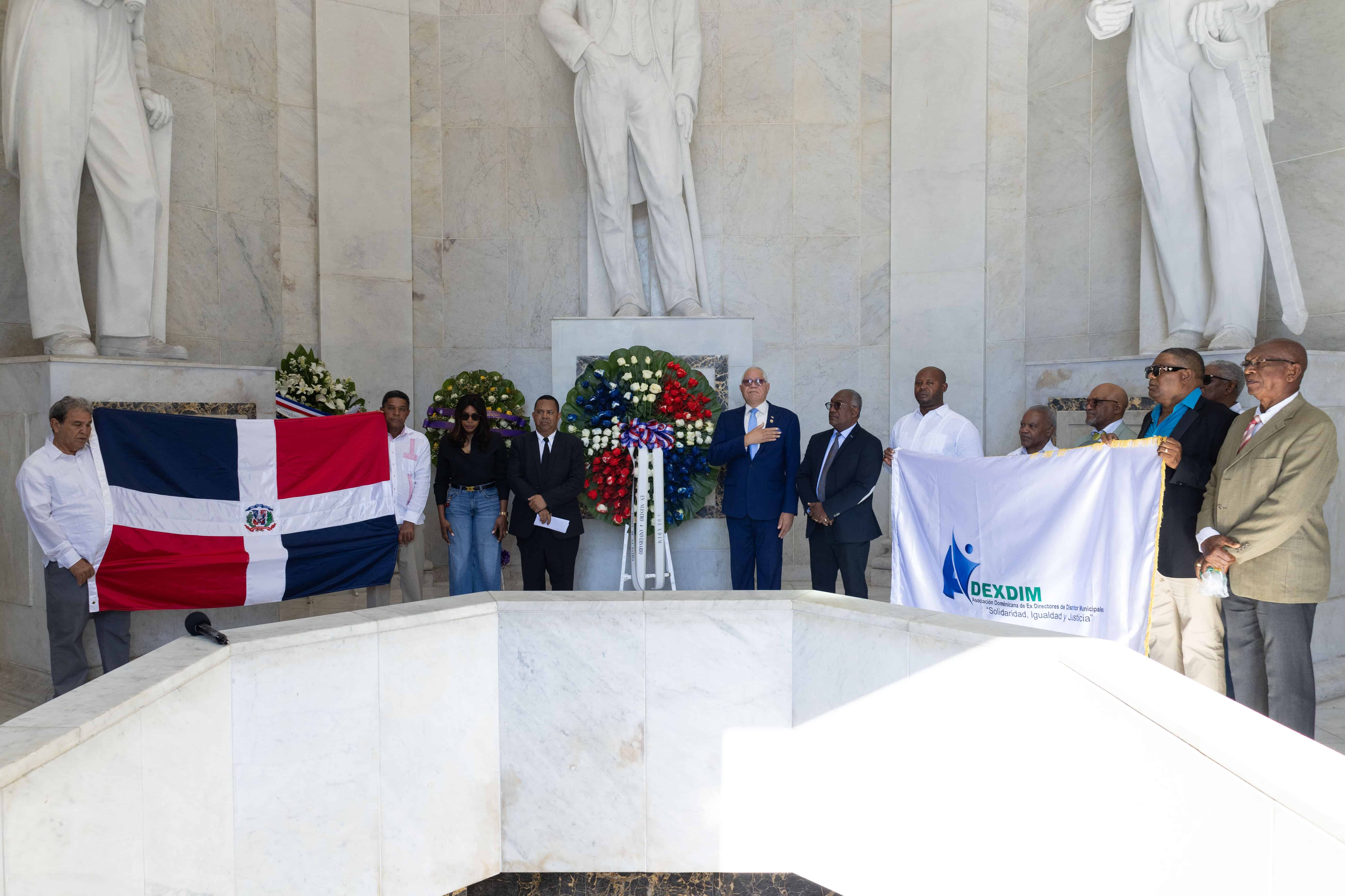 Momento del acto de depósito de la ofrenda floral.