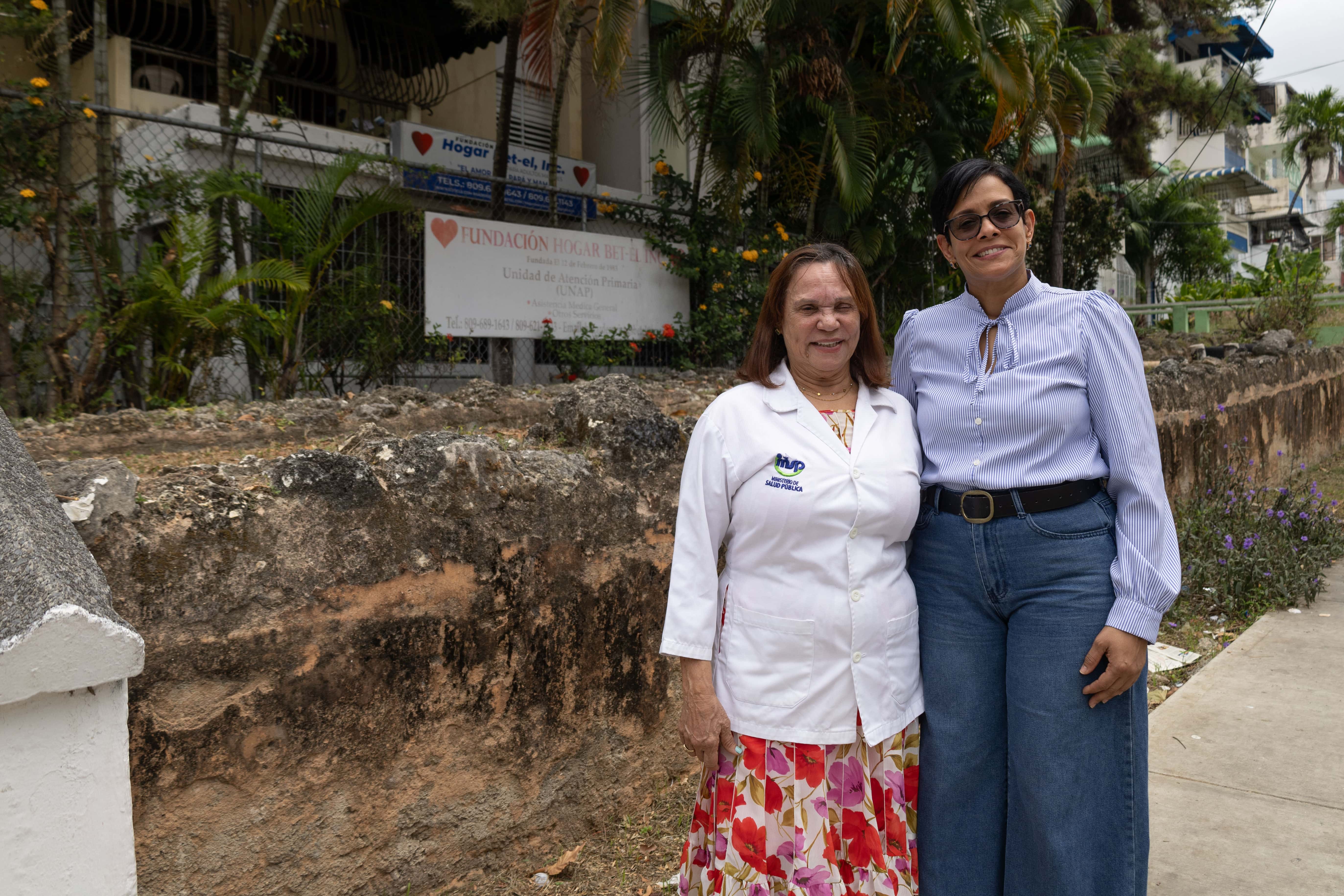 Ana Vicenta de Jesús Restituyo y su hija Anny Bidó, fundadora y vicepresidenta de la fundación.