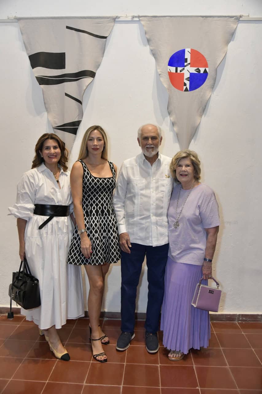 Gia Caro, Elsa Maldonado, Tony Caro y Rosalía Gómez de Caro.