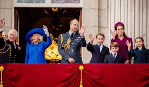 La familia real presencia el desfile aéreo y saluda desde el balcón de Buckingham