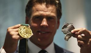 Nadador olímpico Gary Hall Jr recibe 10 medallas para reemplazar las destruidas en incendios de LA