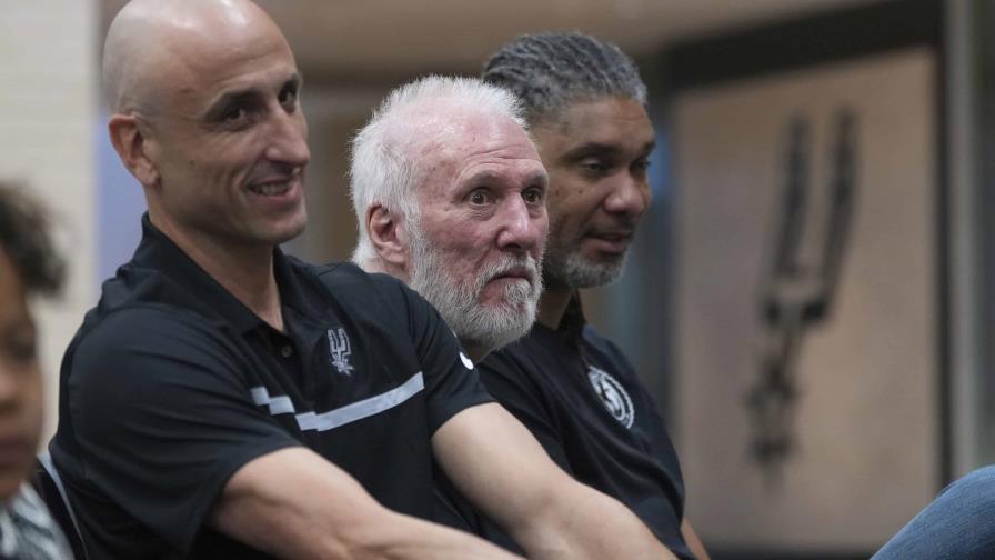 Gregg Popovich reaparece en p&uacute;blico en presentaci&oacute;n de Mitch Johnson como nuevo entrenador de Spurs
