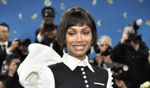 Zoé Saldaña deslumbra en la Met Gala 2025 con estilo sobrio y elegante