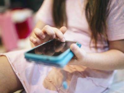 Reino Unido bloqueará imágenes sexuales en celulares de menores