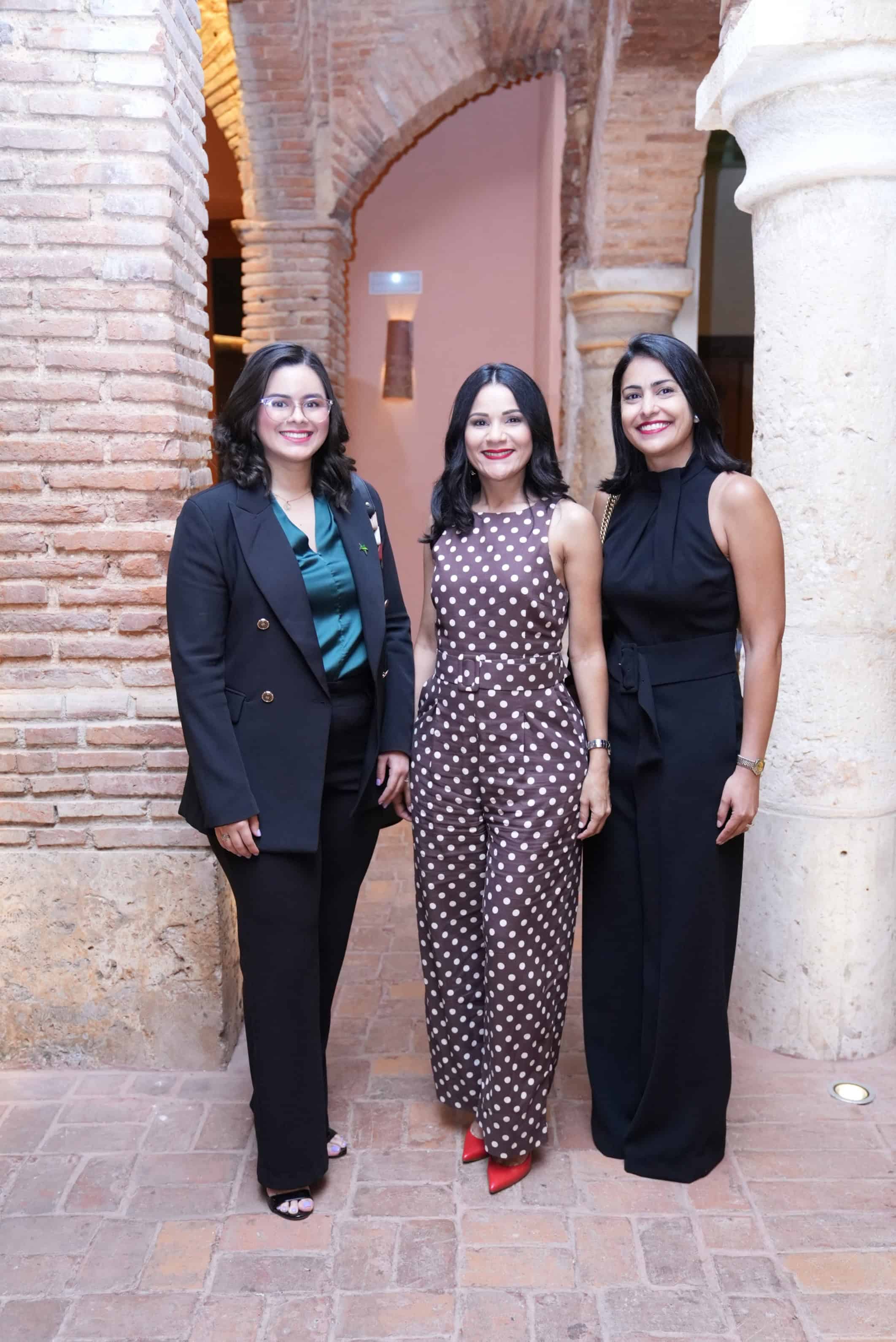 Lixmar&iacute; Grano de Oro, Carol Mart&iacute;nez y Larissa Dume.