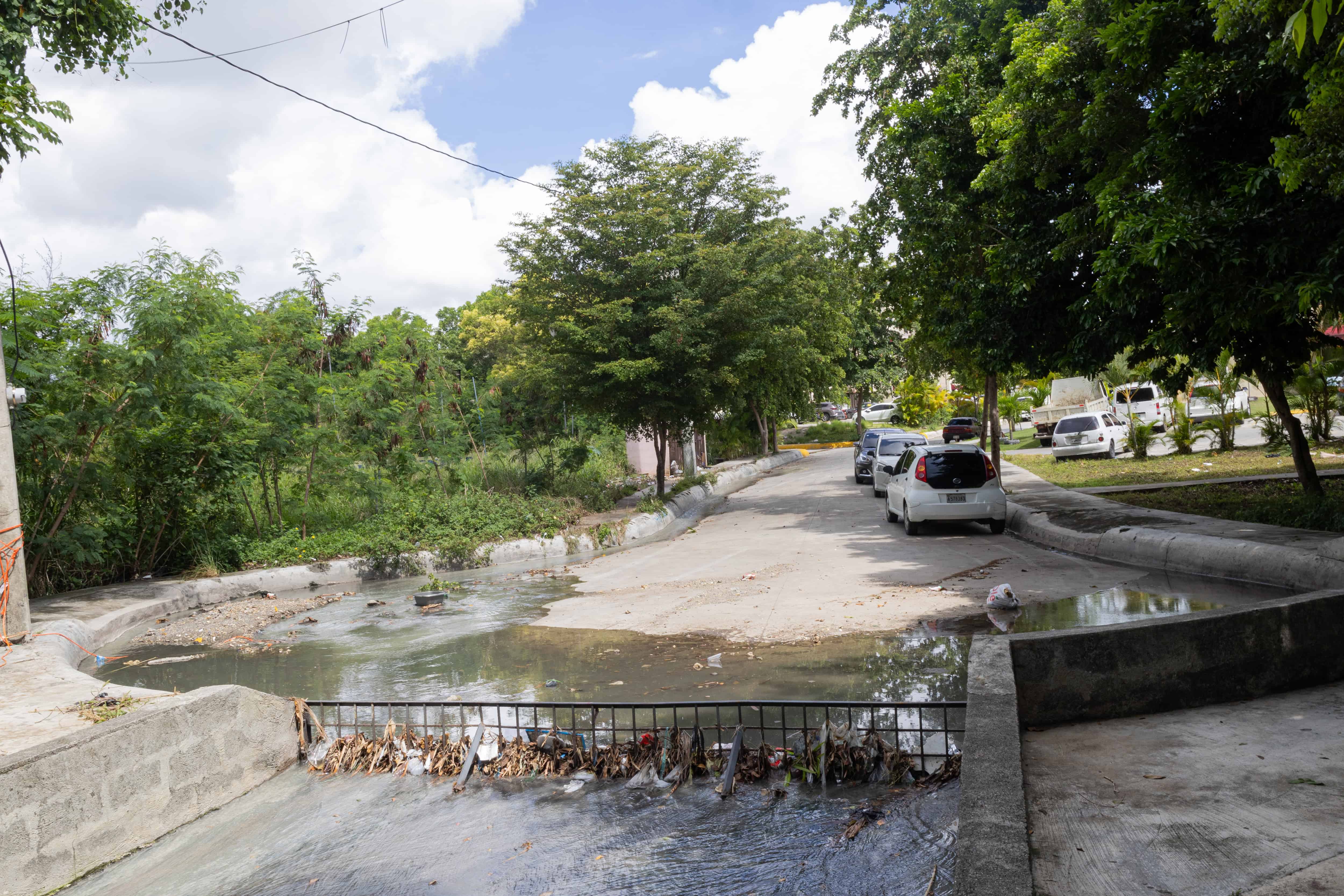 La cañada del residencial, donde el agua bajó hasta llegar al barrio de Samaria.