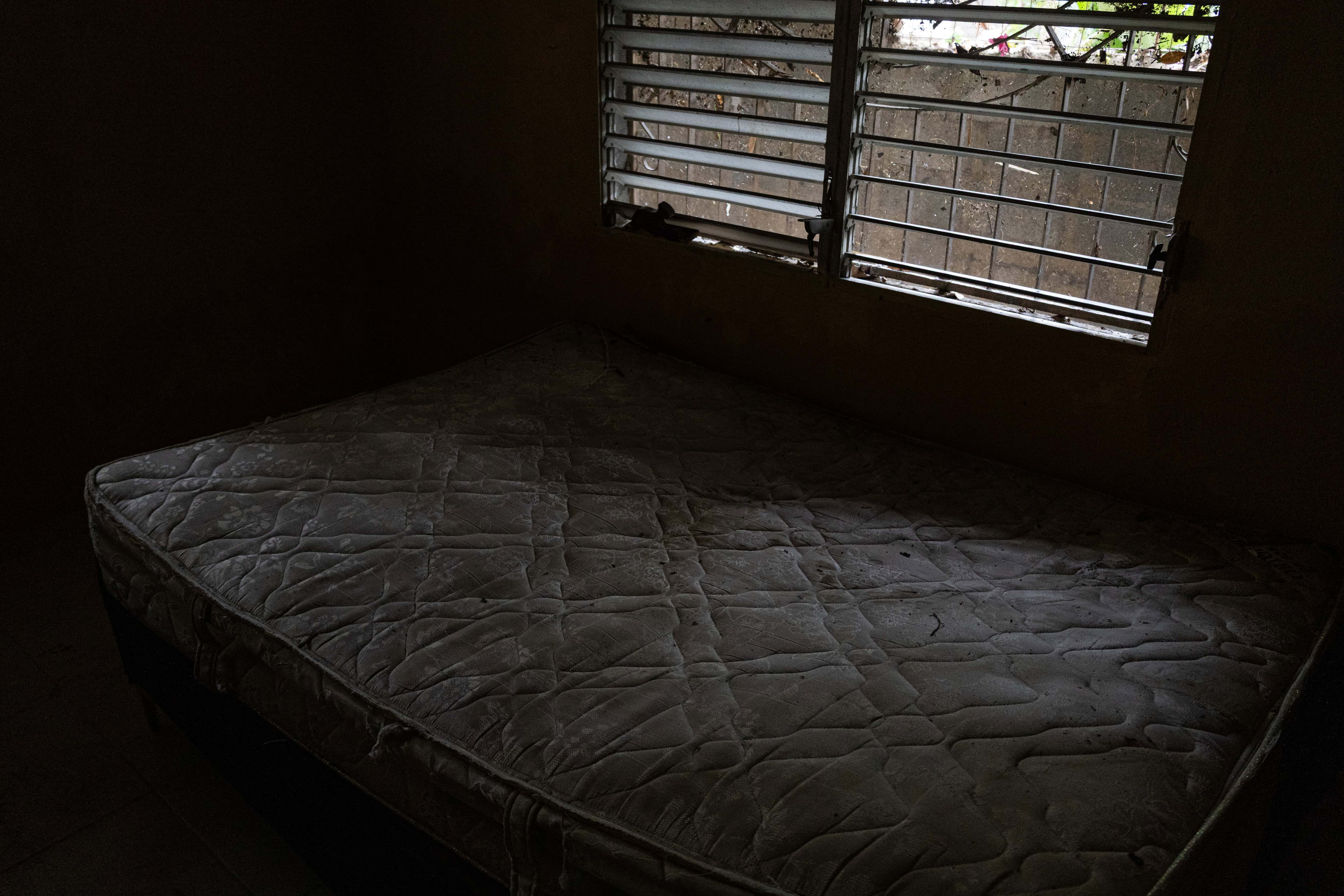 Una de las camas de la casa que se mojaron.