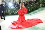 Bad Bunny, Shakira y Zoé Saldaña, entre las estrellas hispanas invitadas a la Met Gala 2025