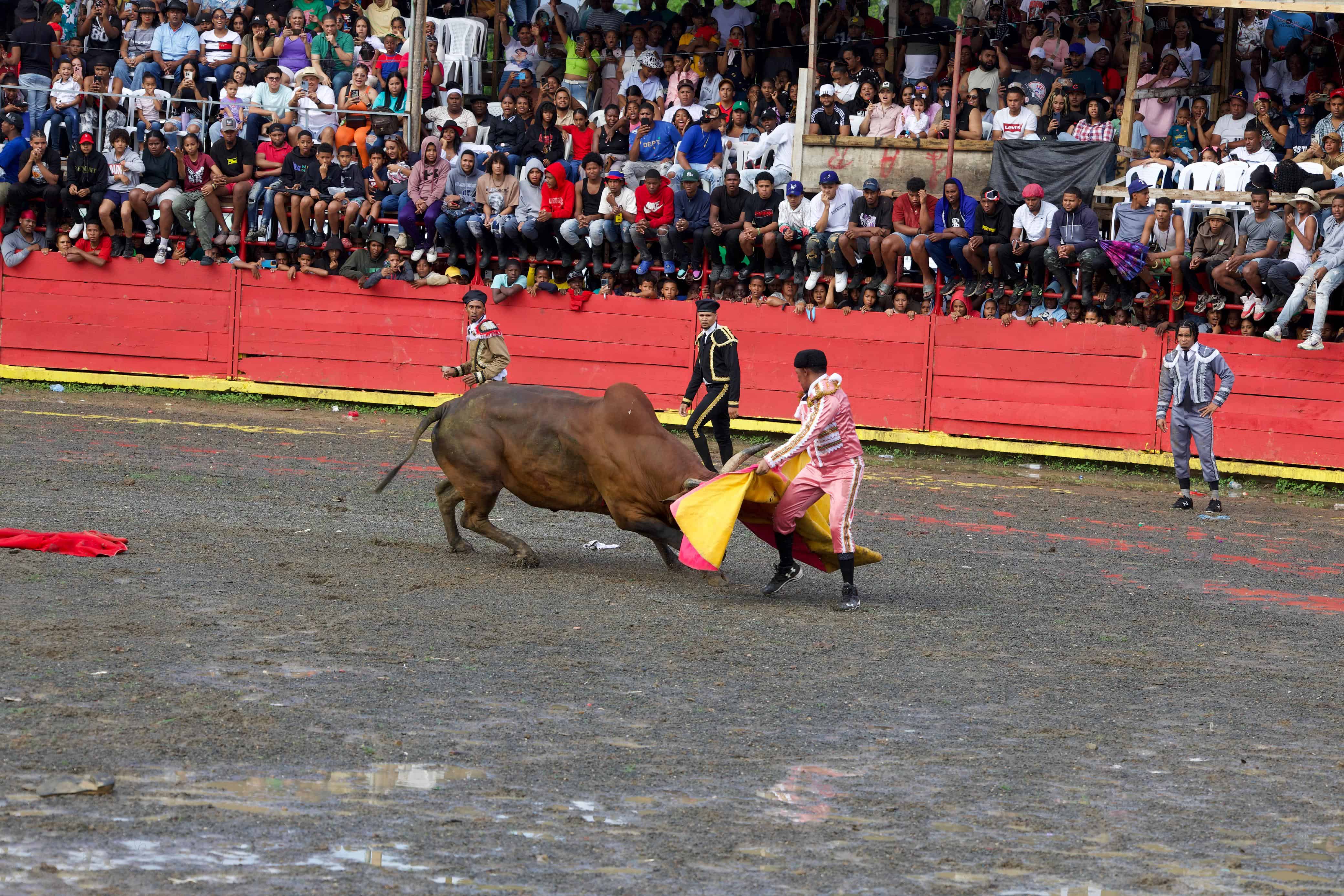 Un torero enfrentando a un toro.