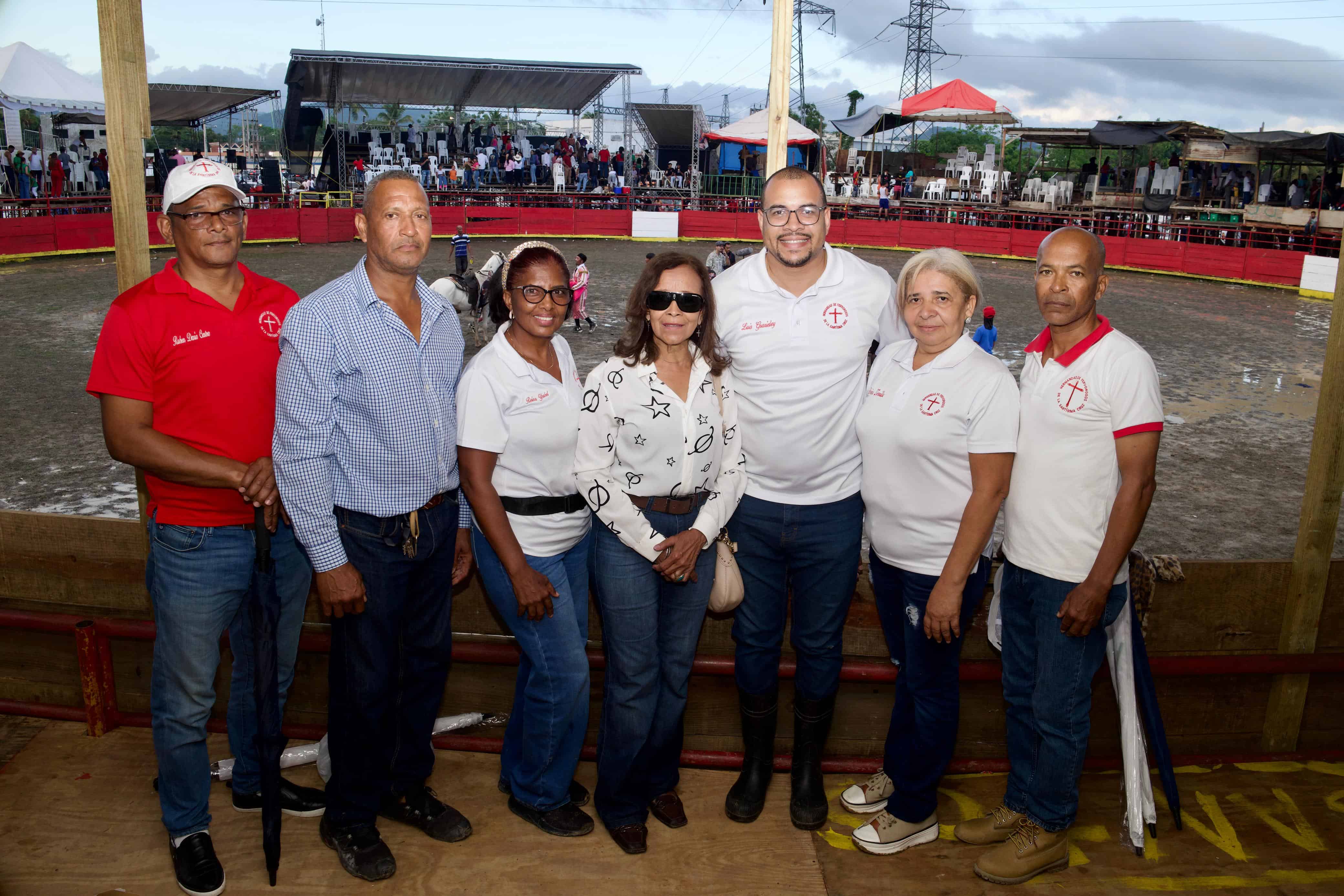 Miembros de la Hermandad de Fervorosos de la Santa Cruz de El Seibo.
