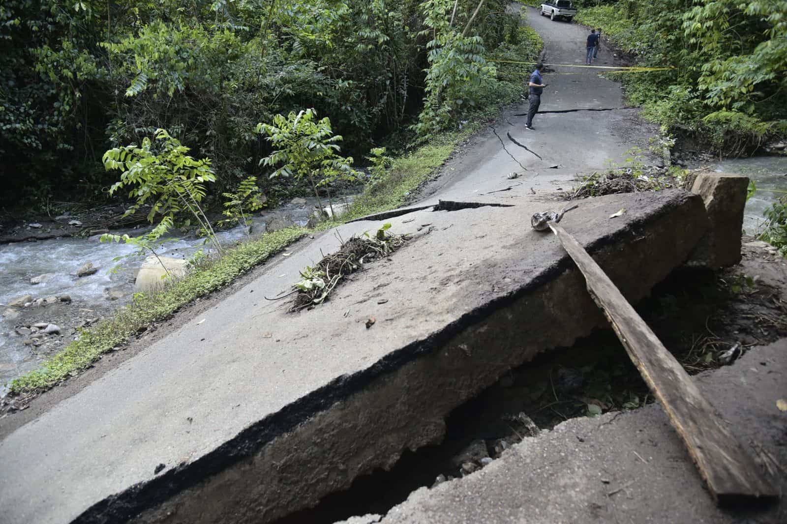 Puente sobre el río Arroyo Blanco colapsado por las lluvias de los últimos días, dejando incomunicada a la comunidad de Guananico, en Puerto Plata.