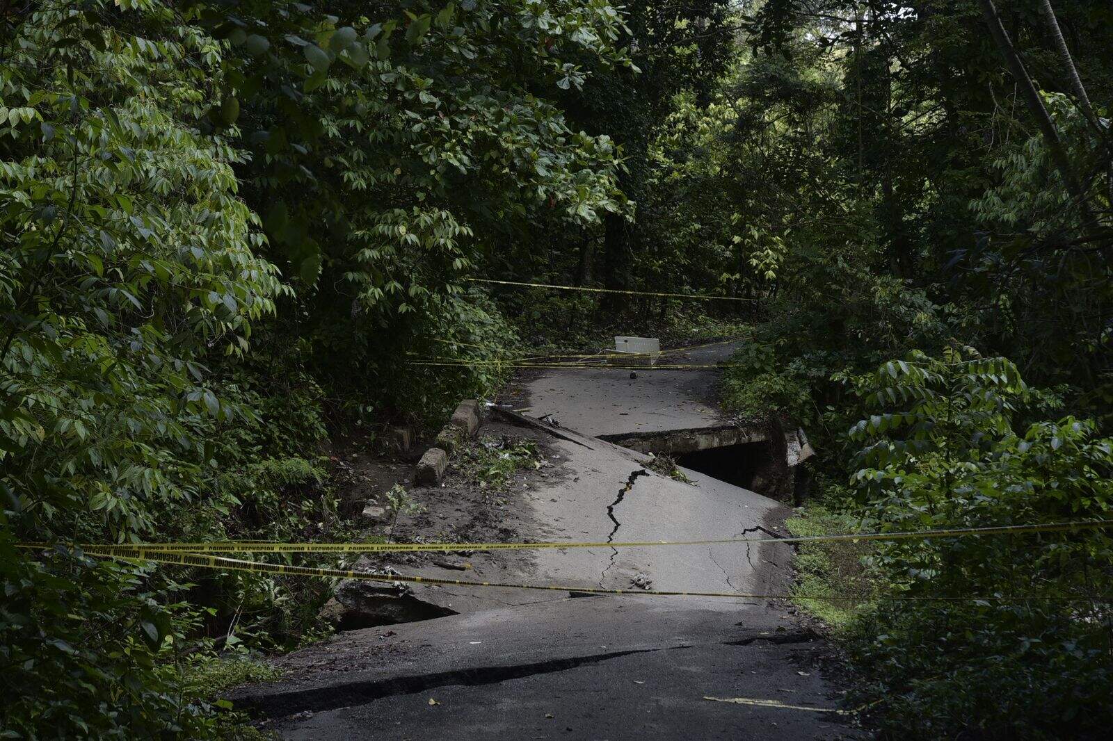 Puente sobre el río Arroyo Blanco colapsado por las lluvias de los últimos días, dejando incomunicada a la comunidad de Guananico, en la provincia Puerto Plata.