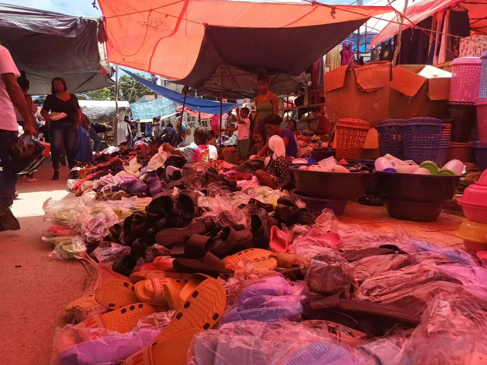 Parte de la mercancía que se vende en el mercado binacional de Elías Piña.