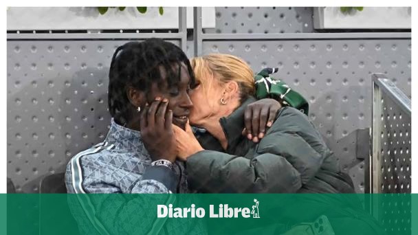 La actriz Najwa Nimri se deja ver con su pareja: un negro de 28 años