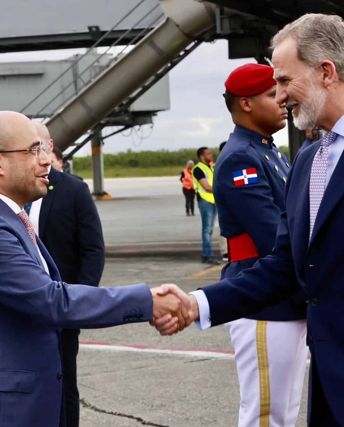 El rey Felipe Vl (a la derecha) saluda a Francisco Caraballo, viceministro de Asuntos Bilaterales del Ministerio de Relaciones Exteriores de República Dominicana.
