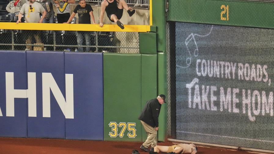 El joven de 20 años que se cayó en juego de los Piratas da sus primeros pasos tras el accidente. El joven de 20 años que se cayó en juego de los Piratas da sus primeros pasos tras el accidente.