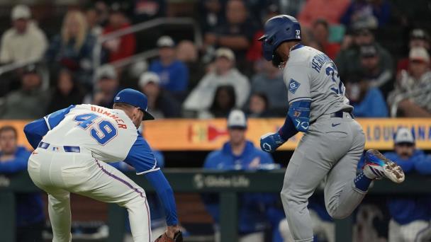 Dodgers expectantes ante salida de Teoscar Hernández por problemas en su muslo izquierdo