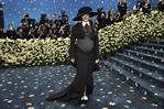 Rihanna sorprende en la Met Gala 2025 y muestra su tercer embarazo