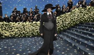 Rihanna sorprende en la Met Gala 2025 y muestra su tercer embarazo