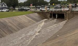 Rescatistas buscan a niña desaparecida en inundaciones en Texas mientras alertan sobre más tormentas