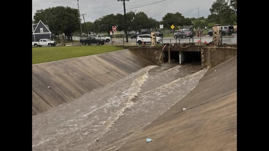 Rescatistas buscan a niña desaparecida en inundaciones en Texas mientras alertan sobre más tormentas Rescatistas buscan a niña desaparecida en inundaciones en Texas mientras alertan sobre más tormentas