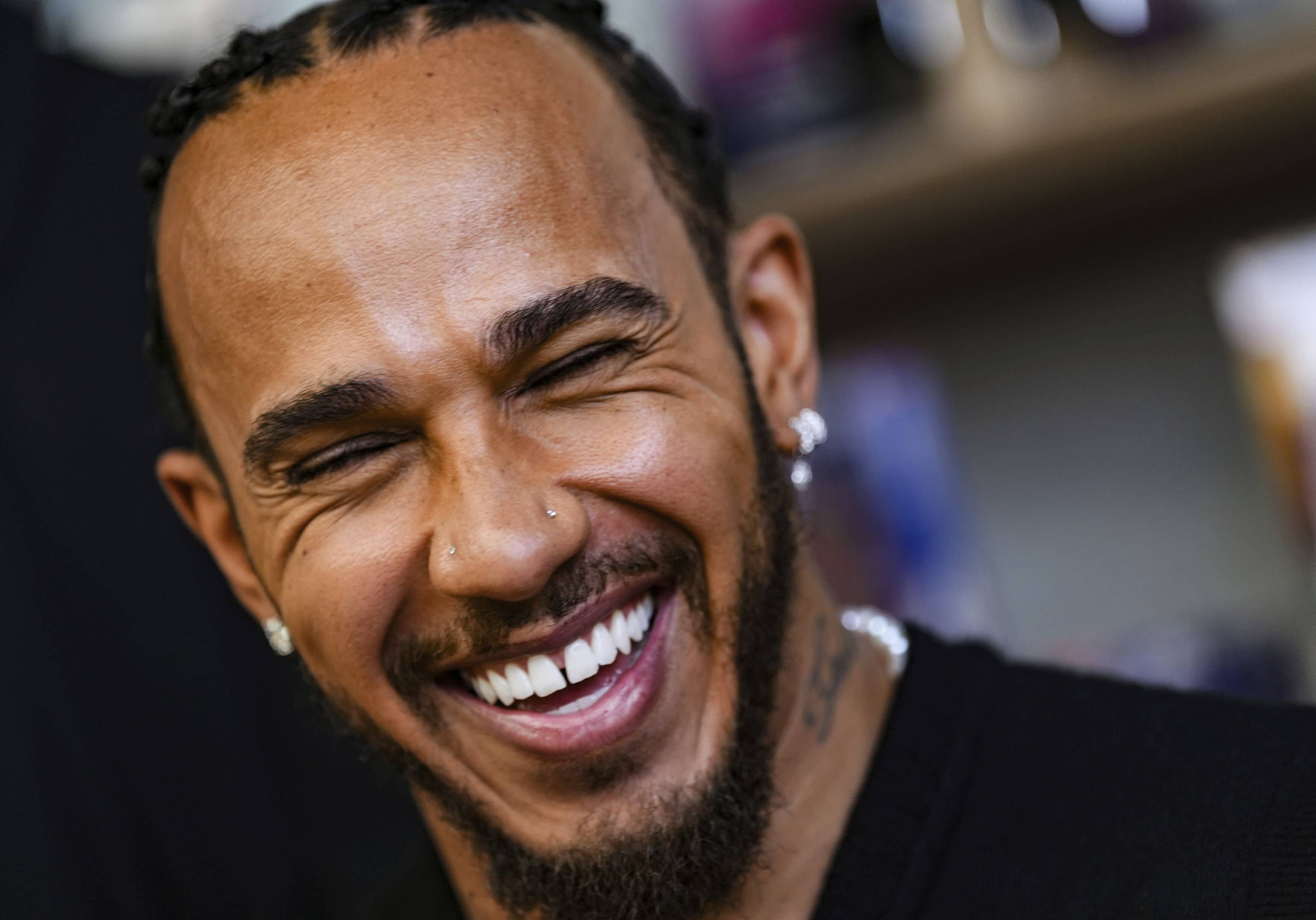 El piloto de F1 Lewis Hamilton reacciona durante la inauguración oficial de la nueva tienda insignia Fanatics Collectibles en Regent Street en Londres, el viernes 25 de abril de 2025.