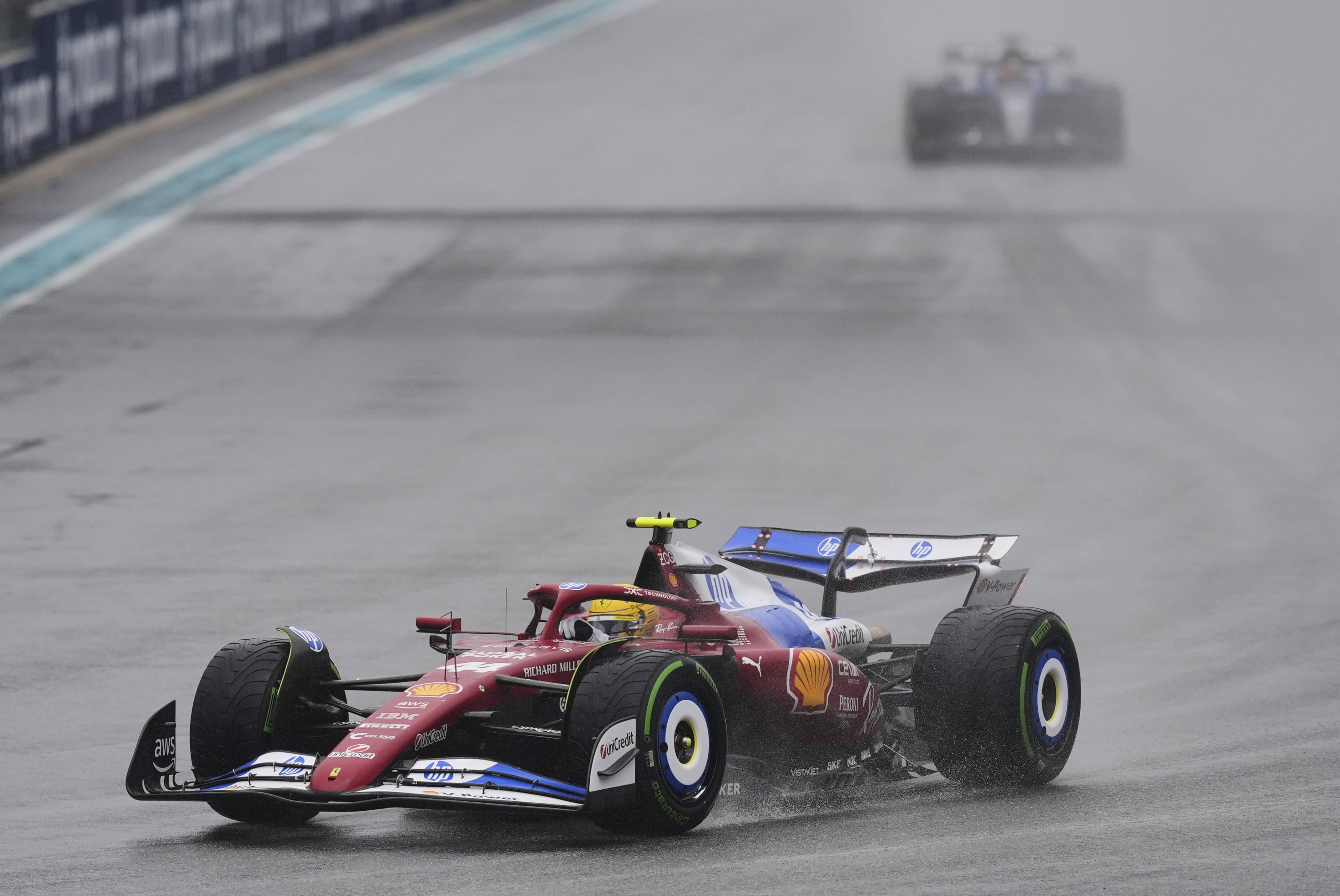 El piloto de Ferrari Lewis Hamilton de Gran Bretaña participa en una vuelta de coche de seguridad antes de la carrera Sprint en el Gran Premio de Fórmula Uno de Miami, el sábado 3 de mayo de 2025, en Miami Gardens, Florida.