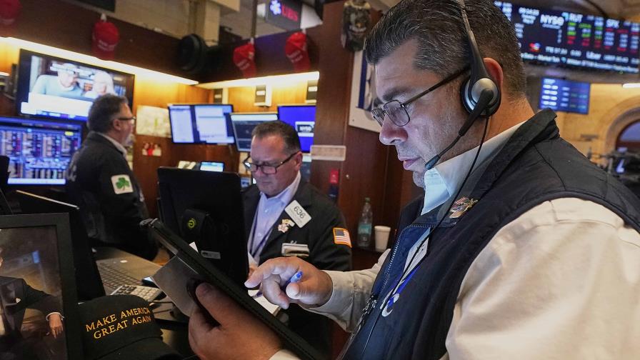 Wall Street abre en rojo mientras los inversores esperan la decisión de la Reserva Federal Wall Street abre en rojo mientras los inversores esperan la decisión de la Reserva Federal