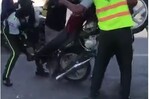 Mujer forcejea con agentes de la Digesett durante incautaci&oacute;n de su motocicleta