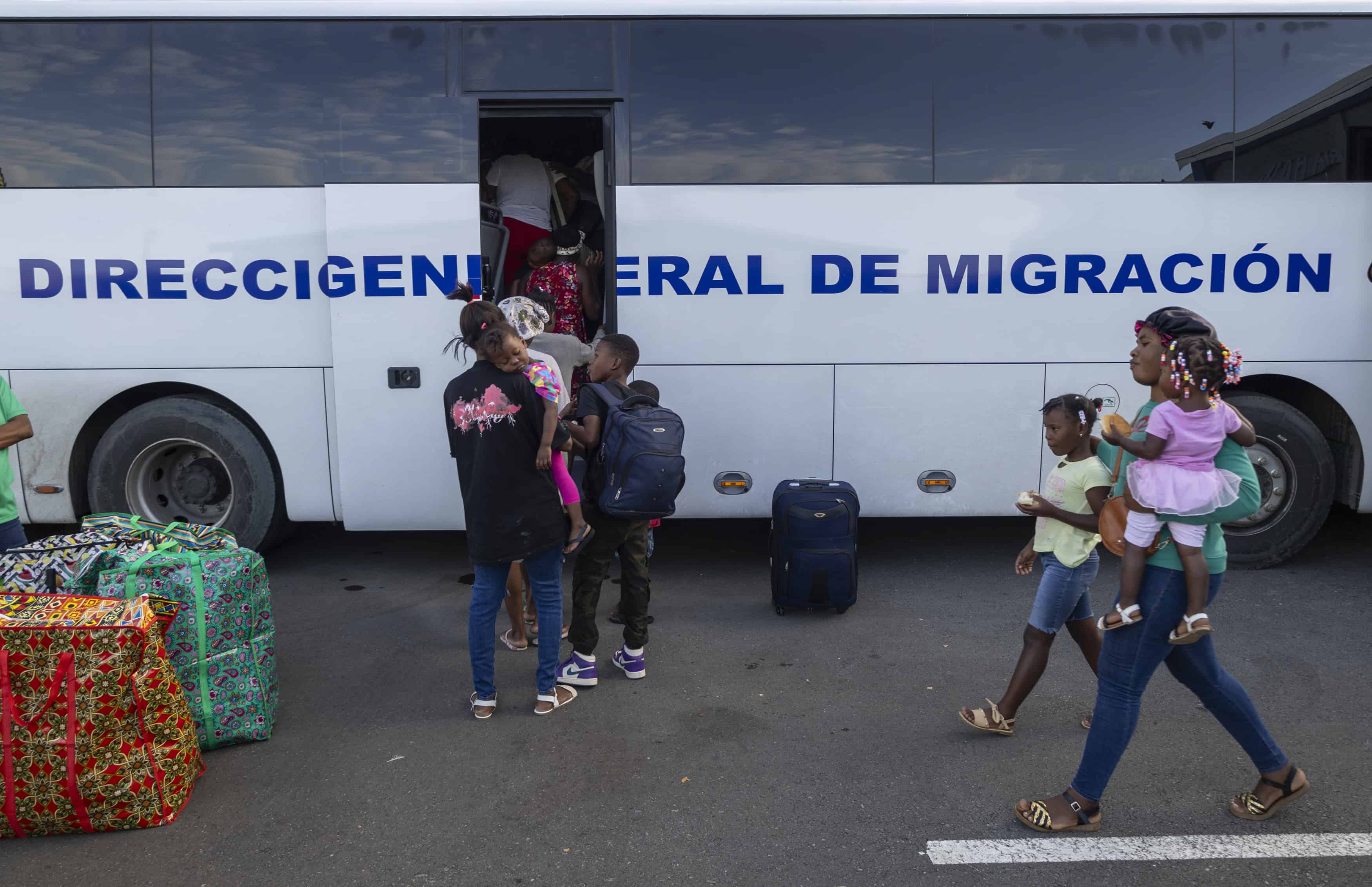 Mujeres y niños haitianos, antes de su deportación.