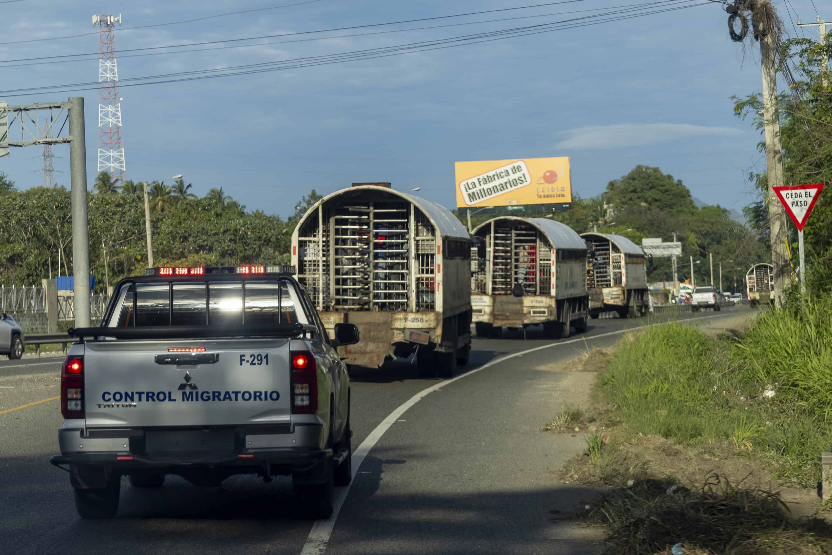 El convoy de camiones avanzando hacia Elías Piña.