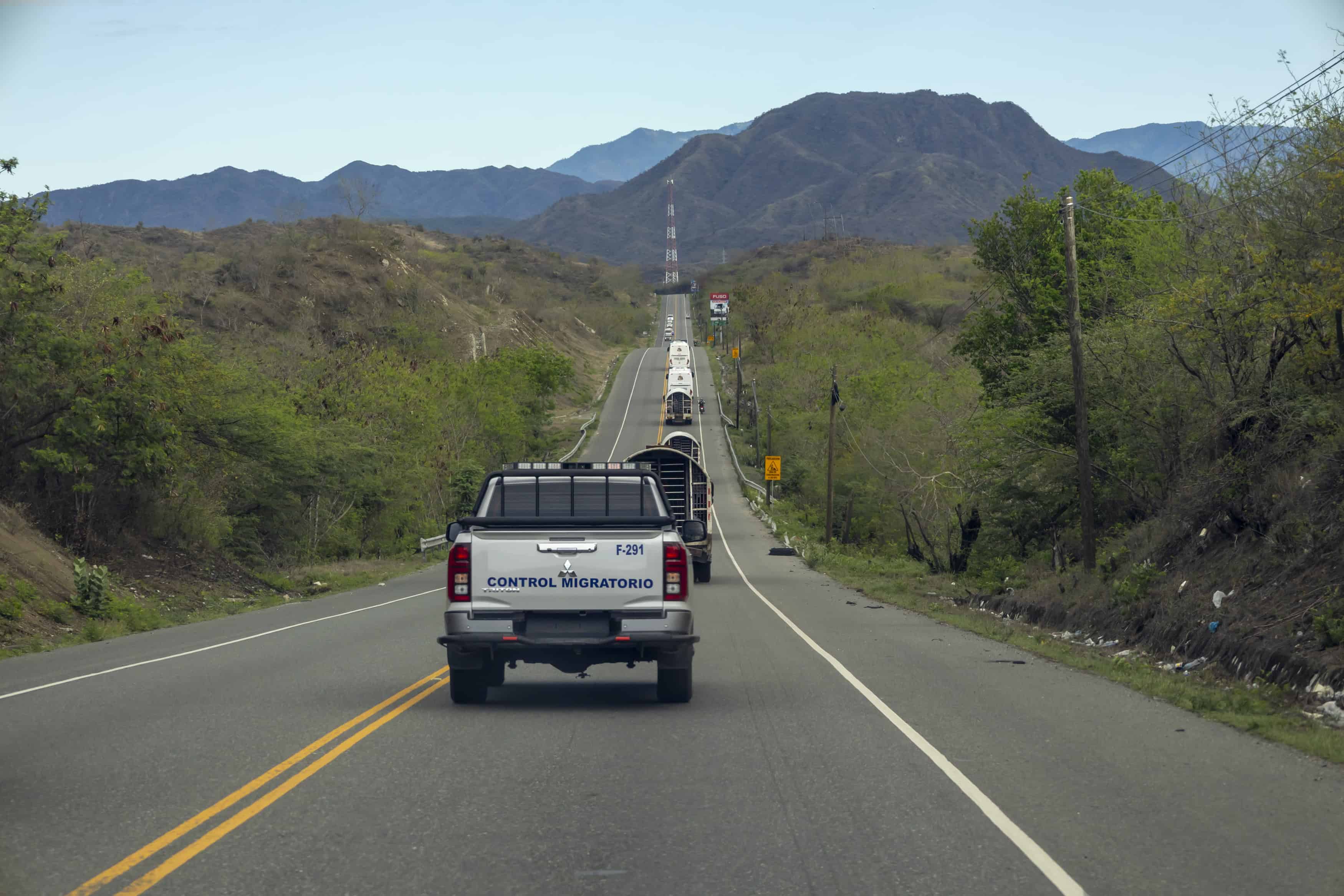 El convoy de camiones y autobuses avanzando hacia Elías Piña.