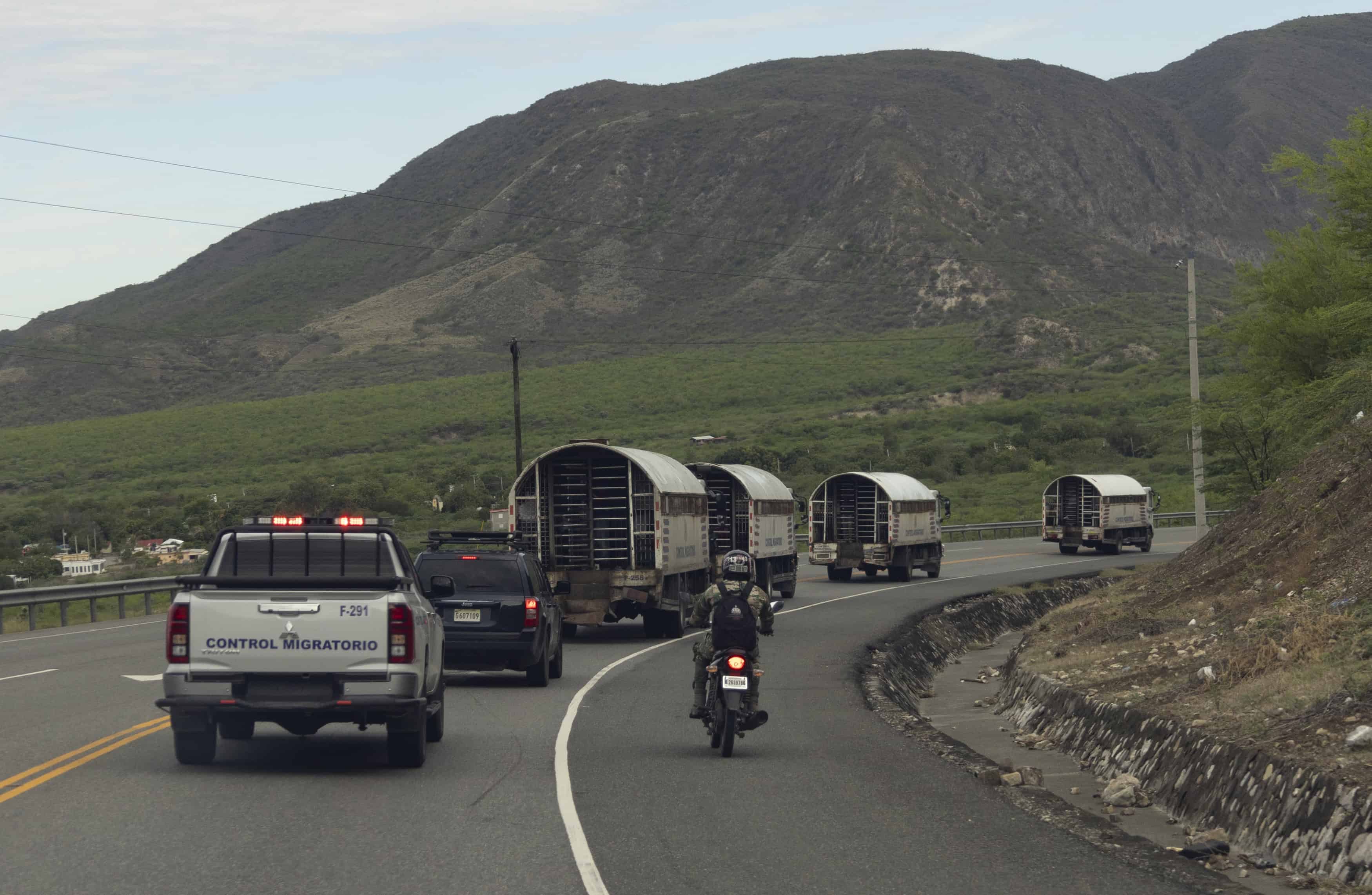 El convoy de camiones avanzando hacia Elías Piña.