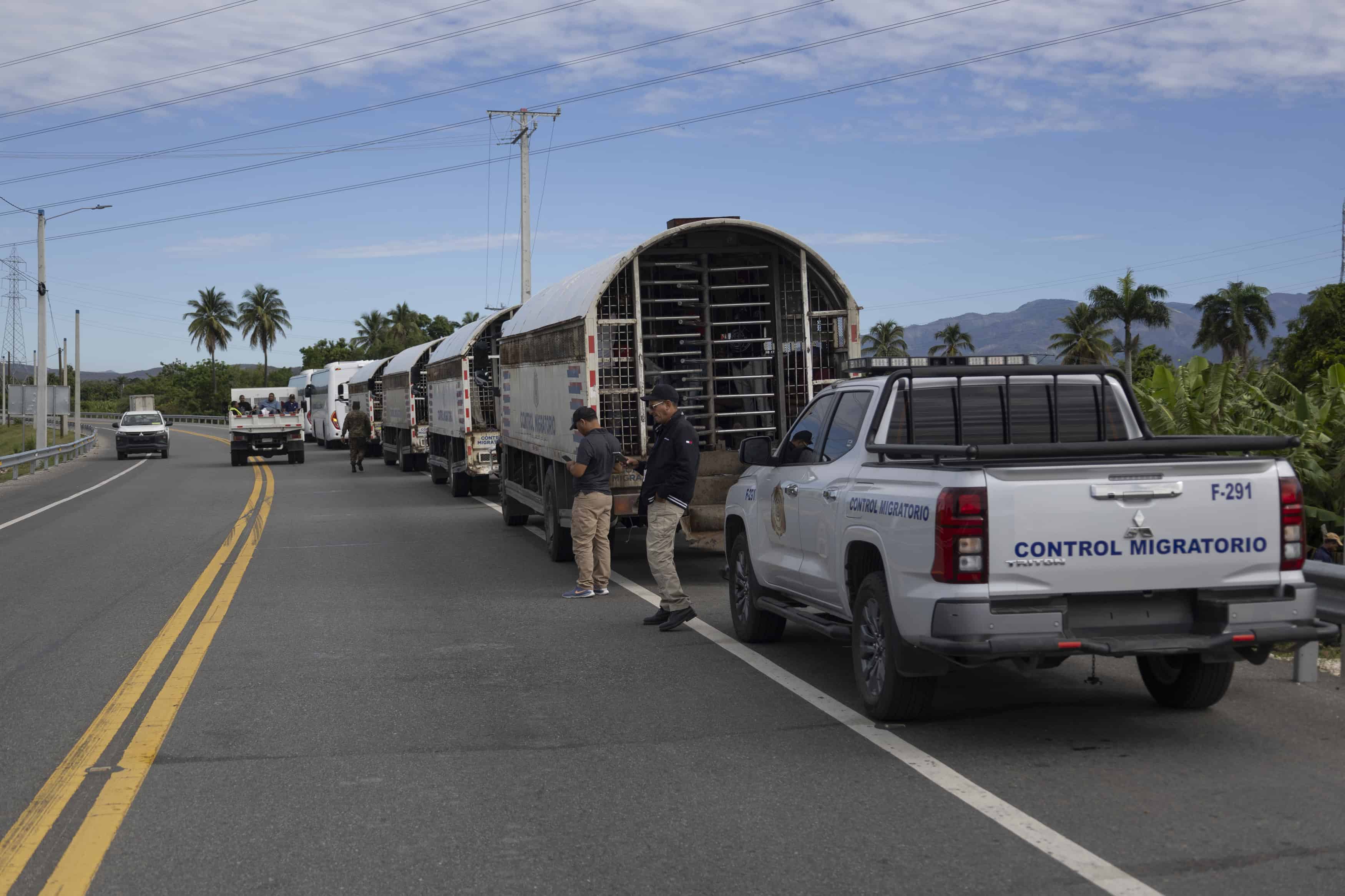 El convoy, haciendo un alto en medio del camino.