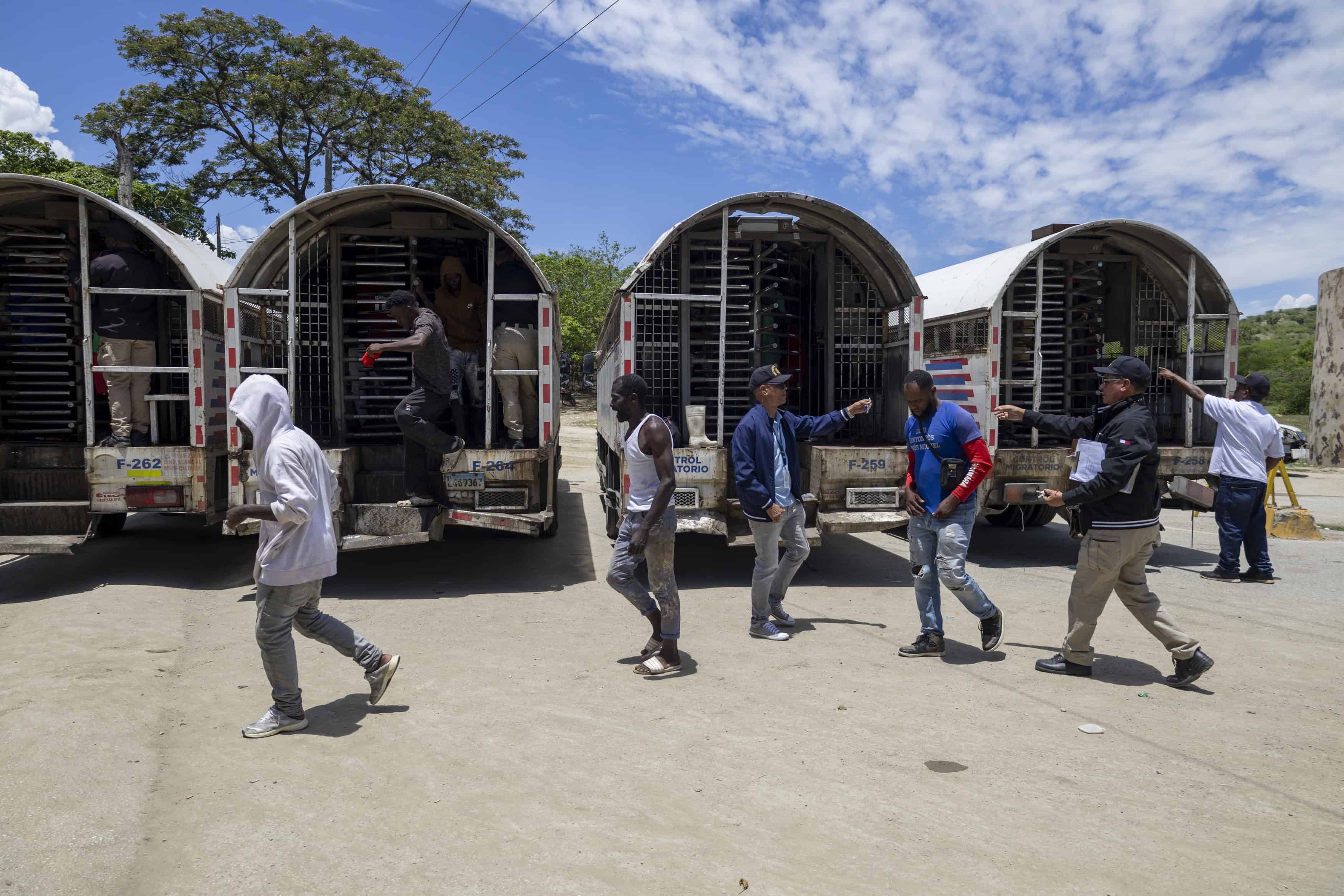 Hombres haitianos bajando del camión en la frontera, a unos metros de Haití.