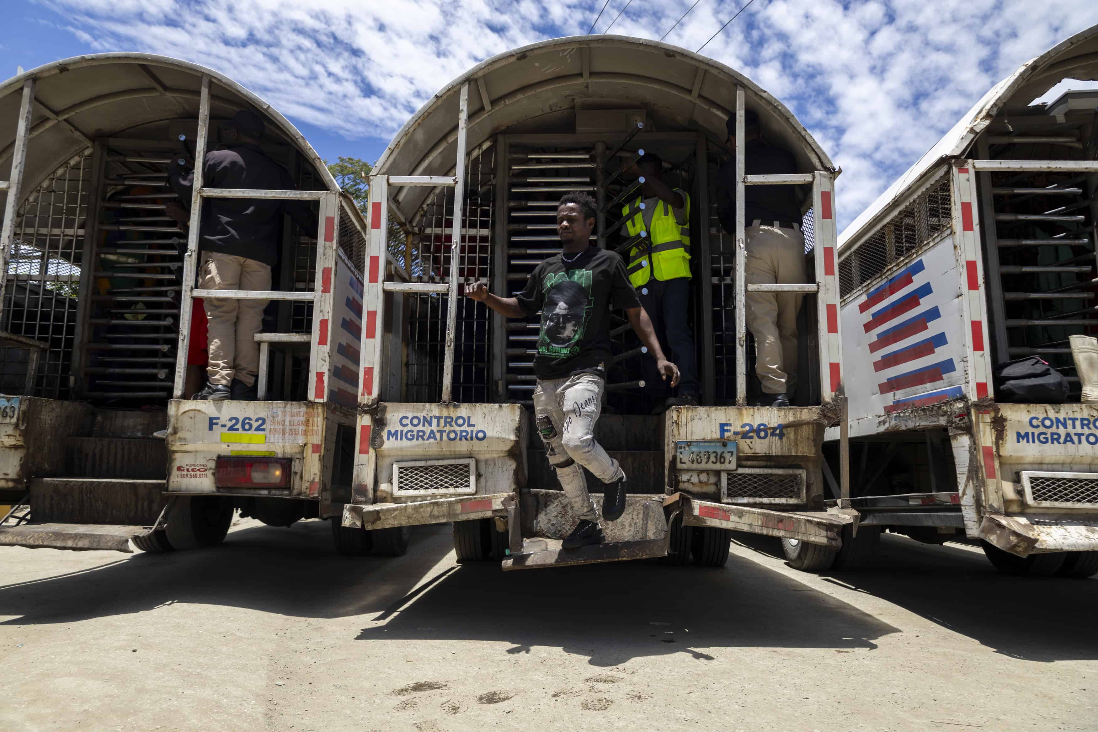 Hombres haitianos bajando del camión en la frontera, a unos metros de Haití.